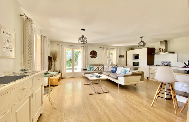 Villa-séjour-ouvert-cuisine-équipée-moderne