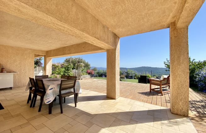 covered terrace for outdoor dining in La Croix-Valmer