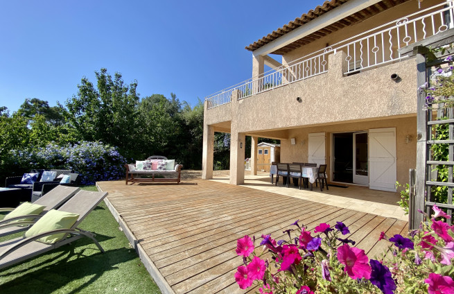 terrasse-couverte-vue-mer-repas-famille-la-croix-valmer