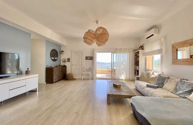 second-living-room-bright-sea-view-covered-terrace-la-croix-valmer