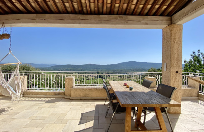 covered terrace with sea view, family meals, holidays in La Croix-Valmer