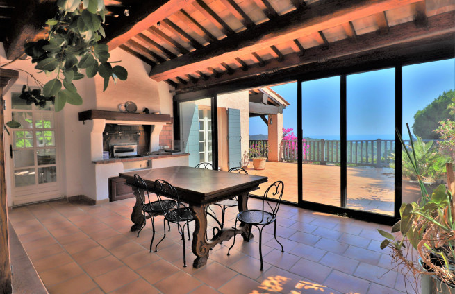 véranda-cuisine-été-vue-mer-propriété-à-vendre-la-croix-valmer