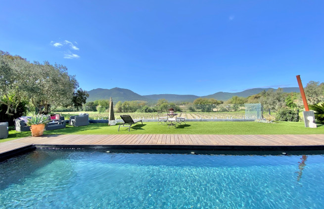 villa-contemporaine-vue-vignes-plan-de-la-tour