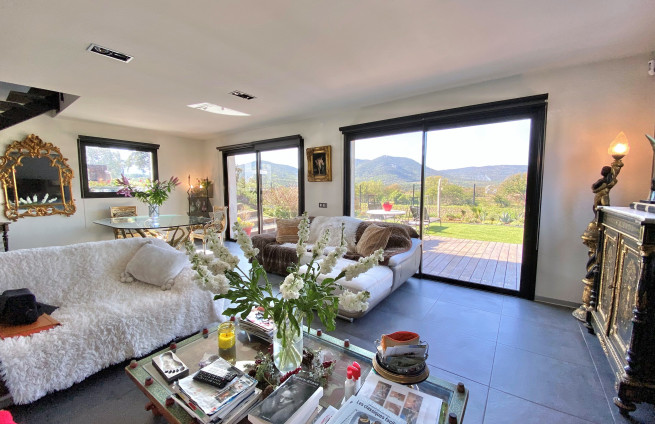 salon-contemporain-villa-plan-de-la-tour-var