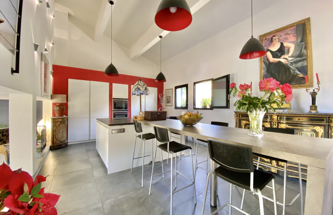 cuisine-equipée-haut-de-gamme-villa-plan-de-la-tour