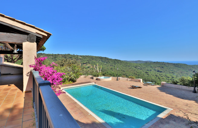 groot-zwembad-eigendom-zeezicht-luxe-bastide-croix-valmer