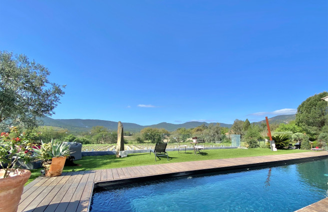 terrasse-bois-entourant-piscine-design-plan-de-la-tour