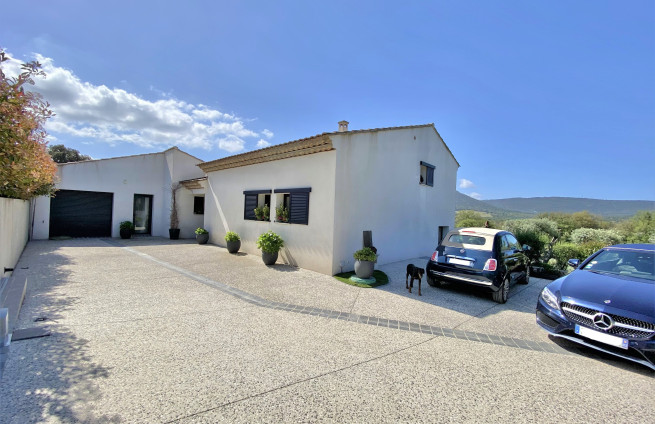 parking-garage-closed-driveway-house-for-sale-plan-de-la-tour