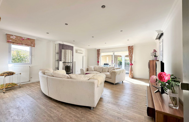 Living room with fireplace, open-plan terrace, Villa Grimaud