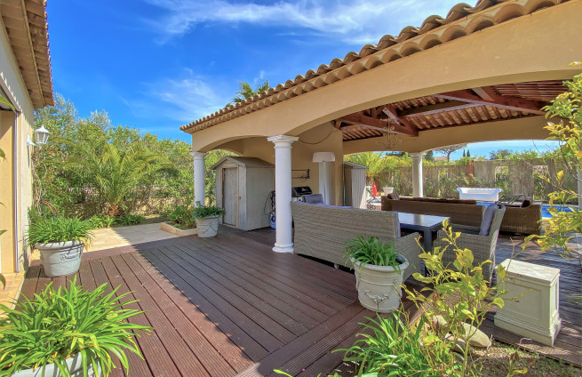 pool-house-summer-kitchen-villa-grimaud