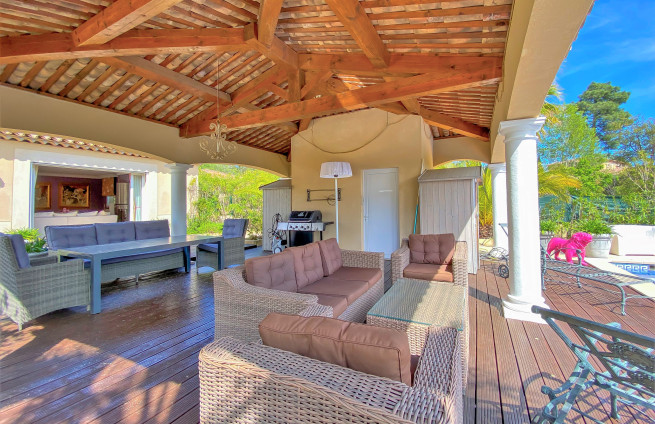 villa met poolhouse en buitenkeuken in Grimaud