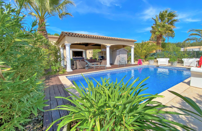 villa-proche-plage-terrain-plat-jardin-paysager-grimaud