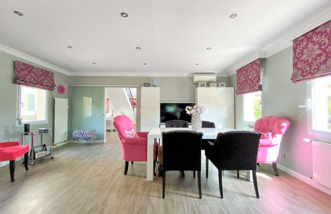 bright dining room with bay windows - Villa Grimaud