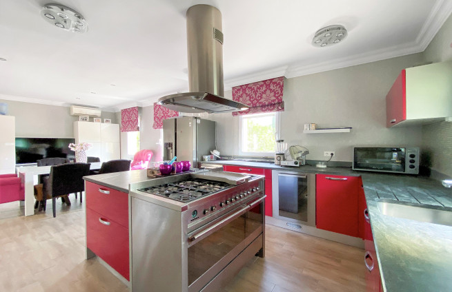 fully equipped kitchen with central island and pantry - Grimaud