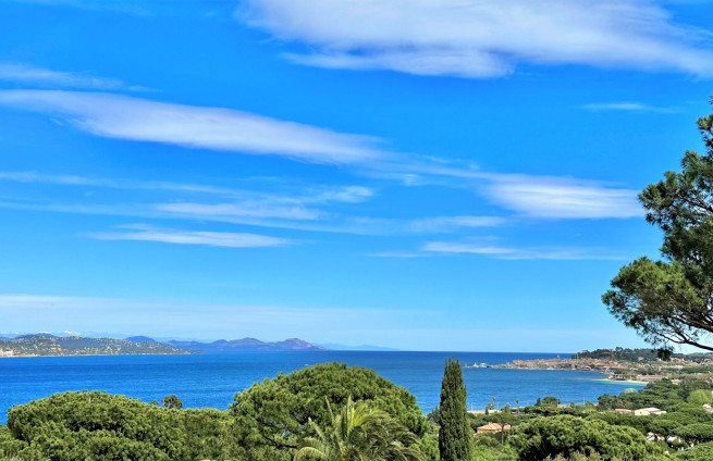 Bouwgrond met panoramisch uitzicht op zee te koop in Gassin