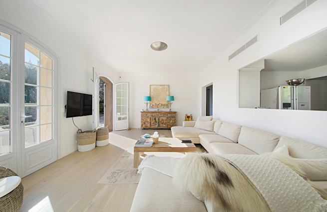 warm-atmosphere-living-room-villa-for-sale-grimaud