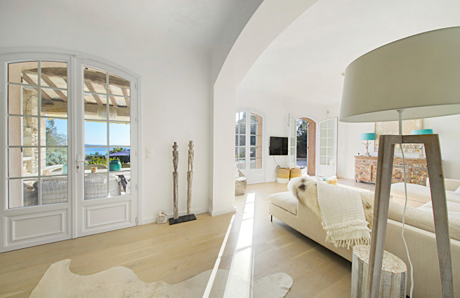 villa met overdekt terras en woonkamer te koop in Beauvallon