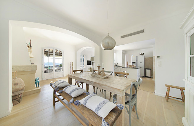 Salle-à-manger-accès-cuisine-villa-grimaud-beauvallon