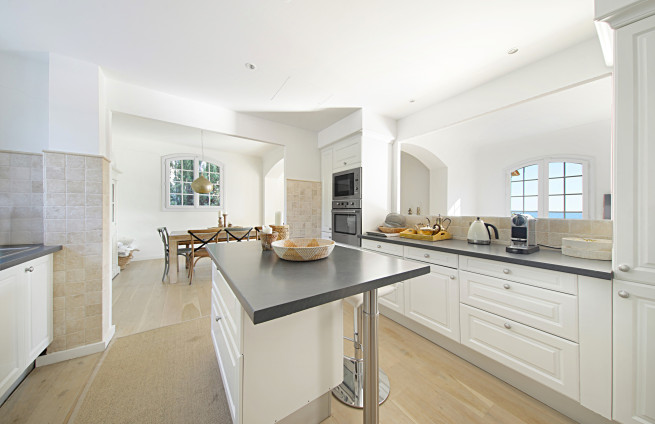 Cuisine-équipée-luxe-villa-Grimaud
