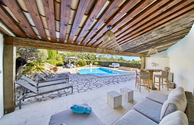 Pool house, outdoor shower, summer kitchen, villa Beauvallon Bartole