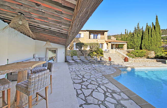 Pool-house-douche-exterieure-Saint-Tropez-grimaud