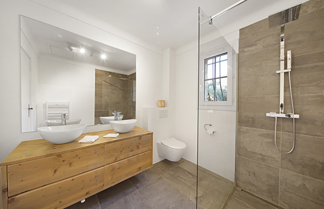 modern-shower-room-villa-beauvalon-bartole-grimaud