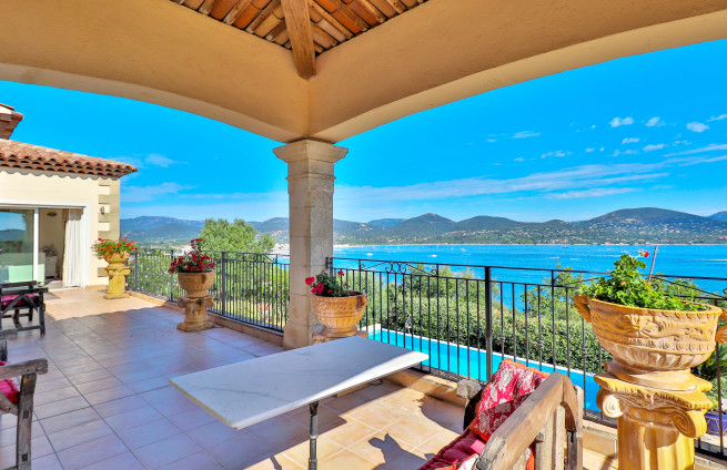 Terrasse-vue-mer-panoramique-villa-Gassin