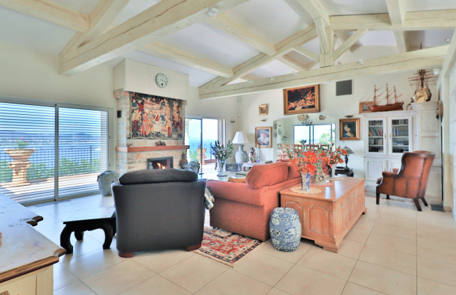 Salon-avec-cheminée-vue-mer-Saint-Tropez