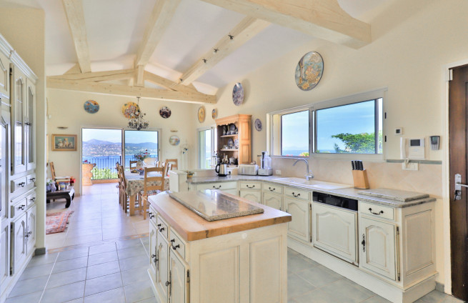 Cuisine-equipee-ouverte-vue-mer-villa-gassin