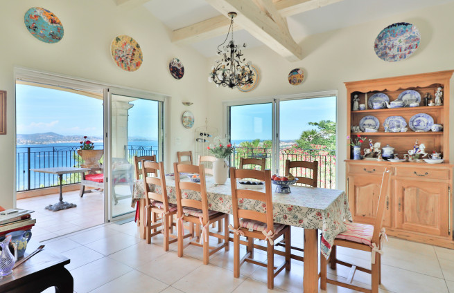 dining room with sea view and terrace - villa Gassin