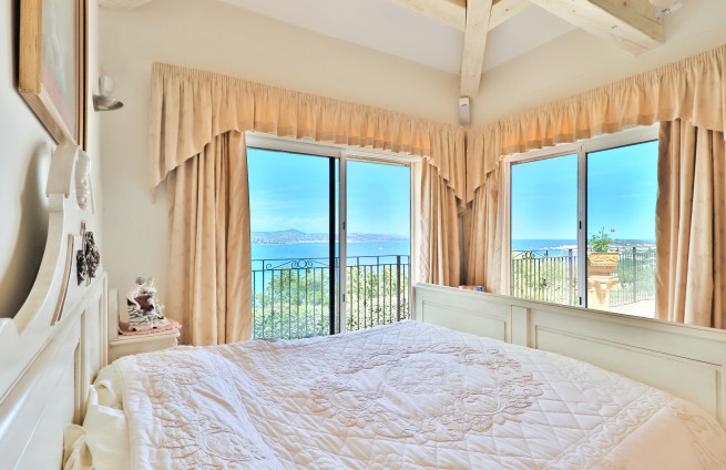 master suite with spa bath, terrace, and sea view - Gassin