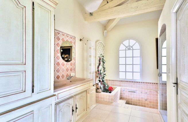 Suite-parentale-luxe-balnéo-vue-mer-villa-gassin