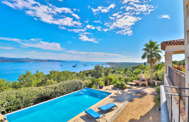 Villa-avec-piscine-débordement-vue-mer-sinopolis-gassin