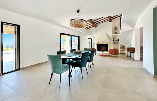 villa-sainte-maxime-salle-a-manger-vue-mer-lumineux