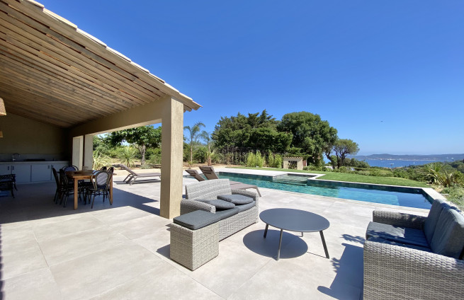 terrace-panoramic-sea-view-outdoor-kitchen-Sainte-Maxime