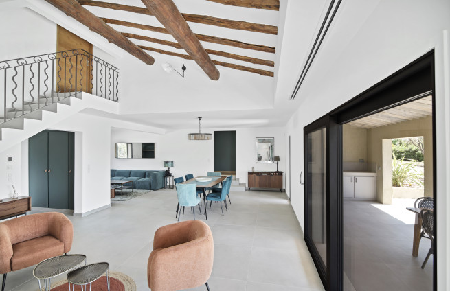 Ruime woonkamer met hoge plafonds en veel natuurlijk licht - villa Sainte-Maxime