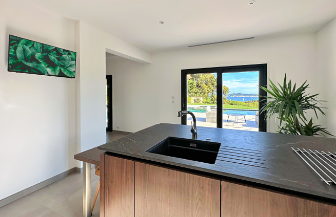 villa-la-croisette-cuisine-entierement-equipee-moderne-confort