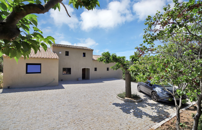 entrance-villa-timeless-elegance-luxury-french-coast-sainte-maxime