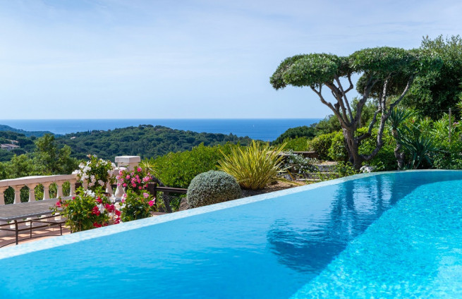 villa overlooking the sea, heights of Gigaro