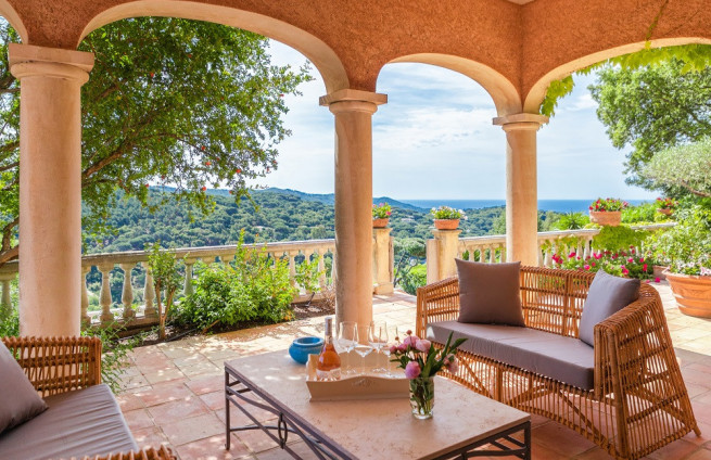 petit-dejeuner-terrasse-vue-mer-propriete-gigaro