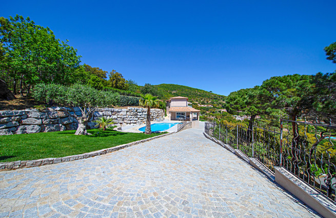 villa-uitzicht-zee-panoramisch-Grimaud-Côte Azur