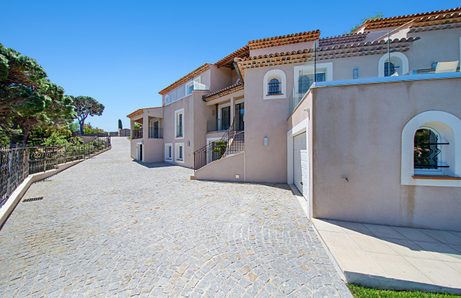 Hedendaagse villa met uitzicht op de Middellandse Zee in Beauvallon