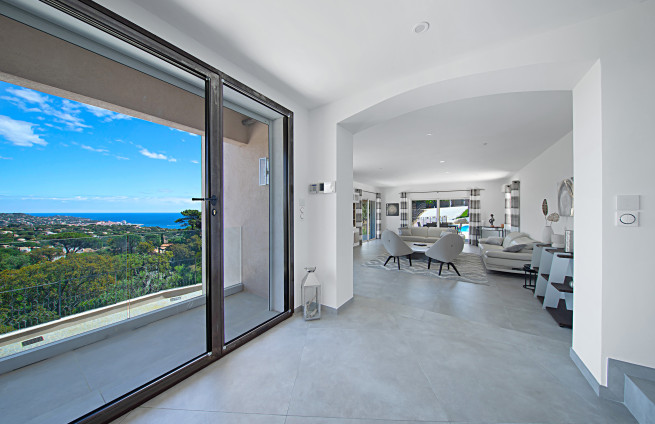 hall-entree-vue-mer-accueil-accès-salon-villa-grimaud