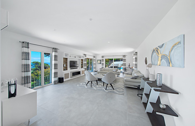 Lichte woonkamer met erker en uitzicht op zee - Villa Grimaud