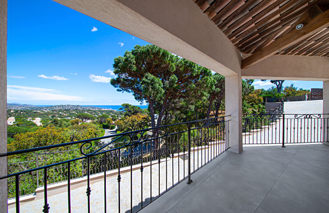 terrasse-couverte-séjour-exterieur-vue-mer-grimaud