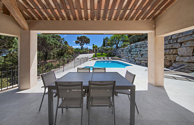 Overdekt terras met uitzicht op zee - Villa te koop in Grimaud