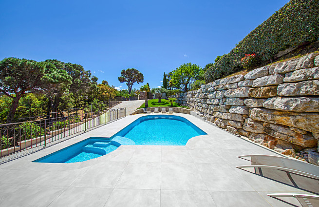 piscine-terrasse-couverte-villa-contemporaine-grimaud