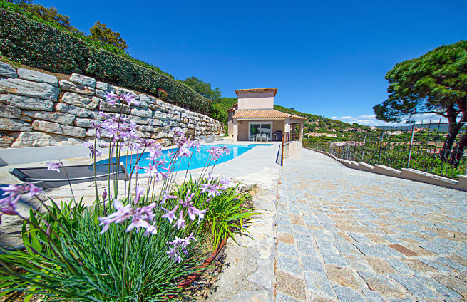 swimming pool-covered-terrace-contemporary-villa-grimaud