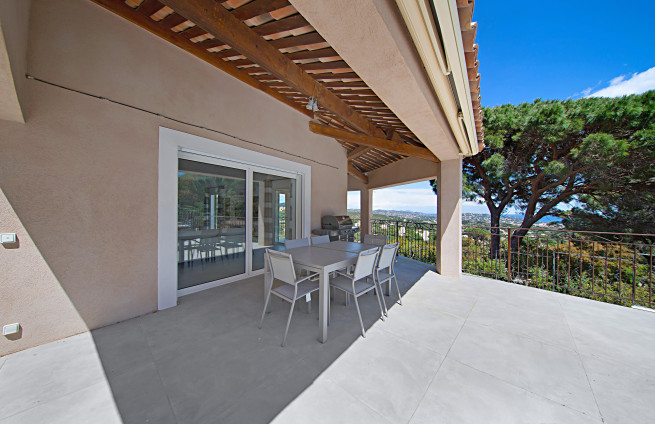 terrasse-couverte-repas-vue-mer-mediterranee-beauvallon-grimaud