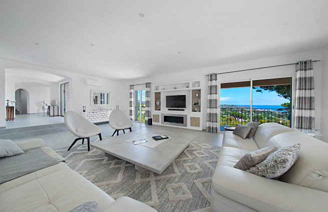 salon-vue-mer-panoramique-villa-grimaud
